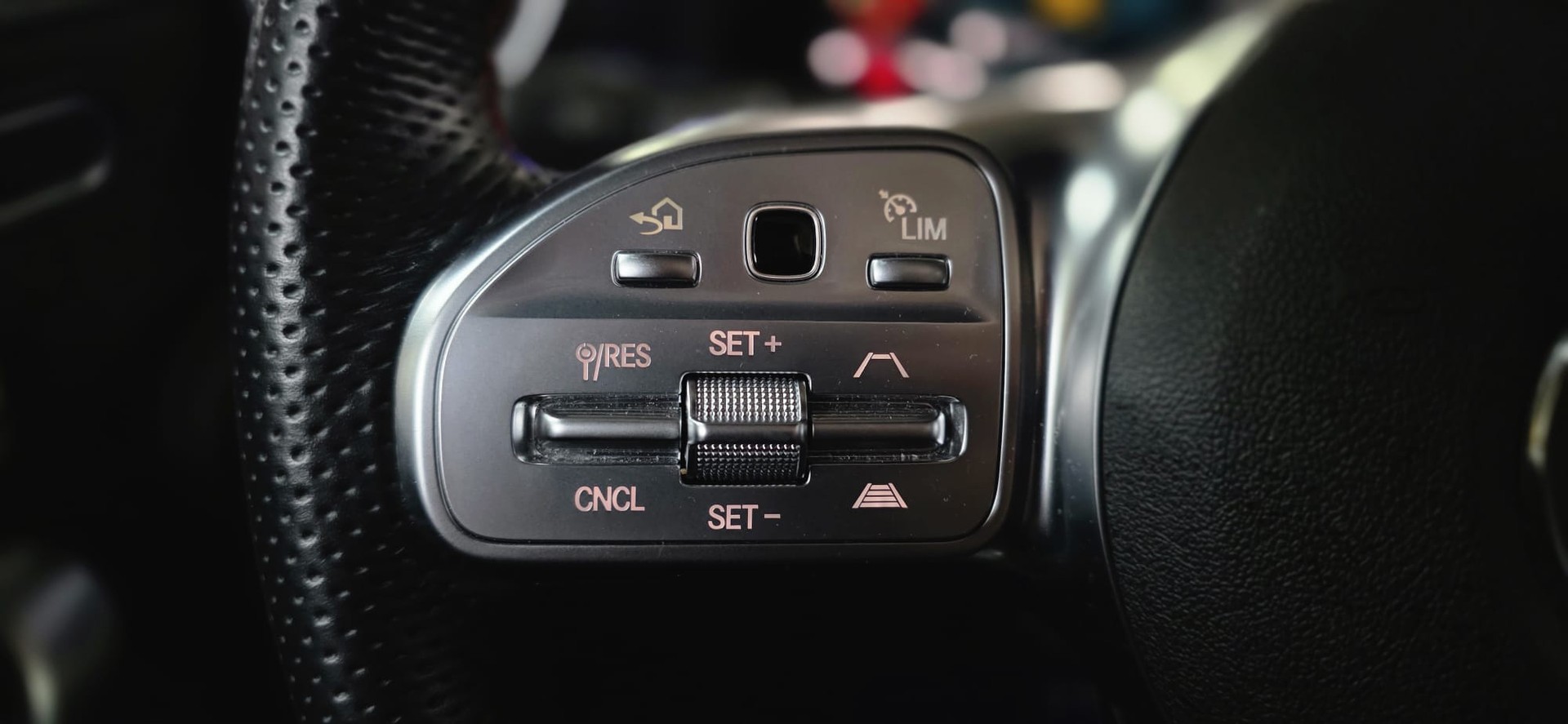 MERCEDES-BENZ A 220 d 4Matic AMG Line-image-14
