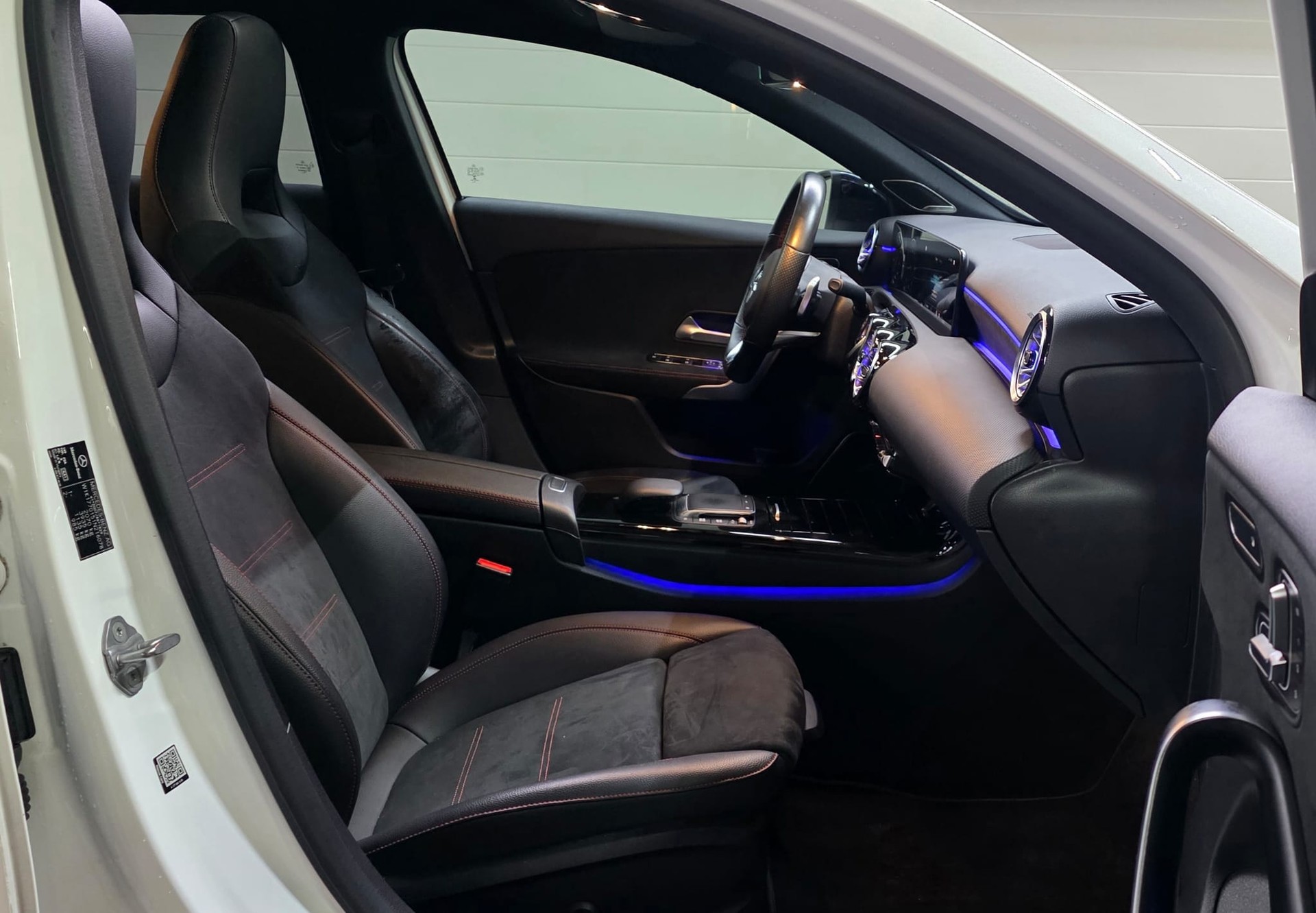 MERCEDES-BENZ A 220 d 4Matic AMG Line-image-23