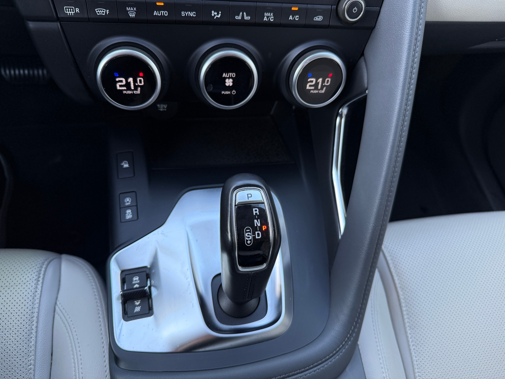 JAGUAR E-Pace 2.0 P250 S AWD Automatik *4x4* AUTOMAT* KLIMA*-image-27