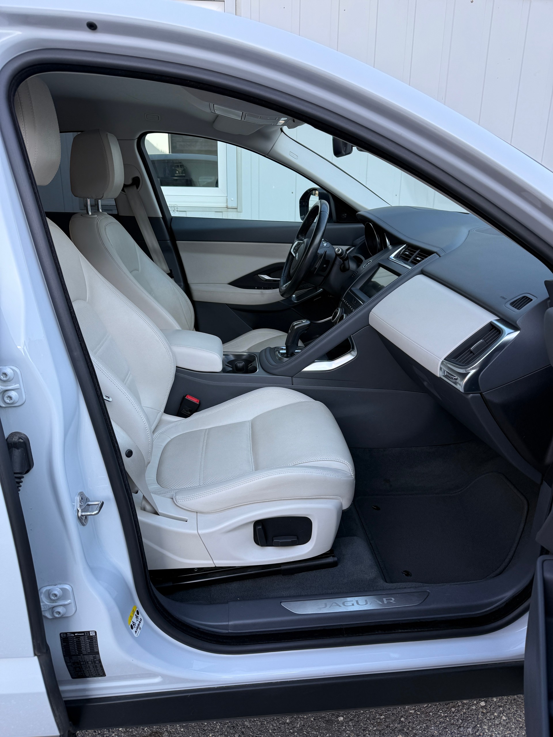 JAGUAR E-Pace 2.0 P250 S AWD Automatik *4x4* AUTOMAT* KLIMA*-image-11