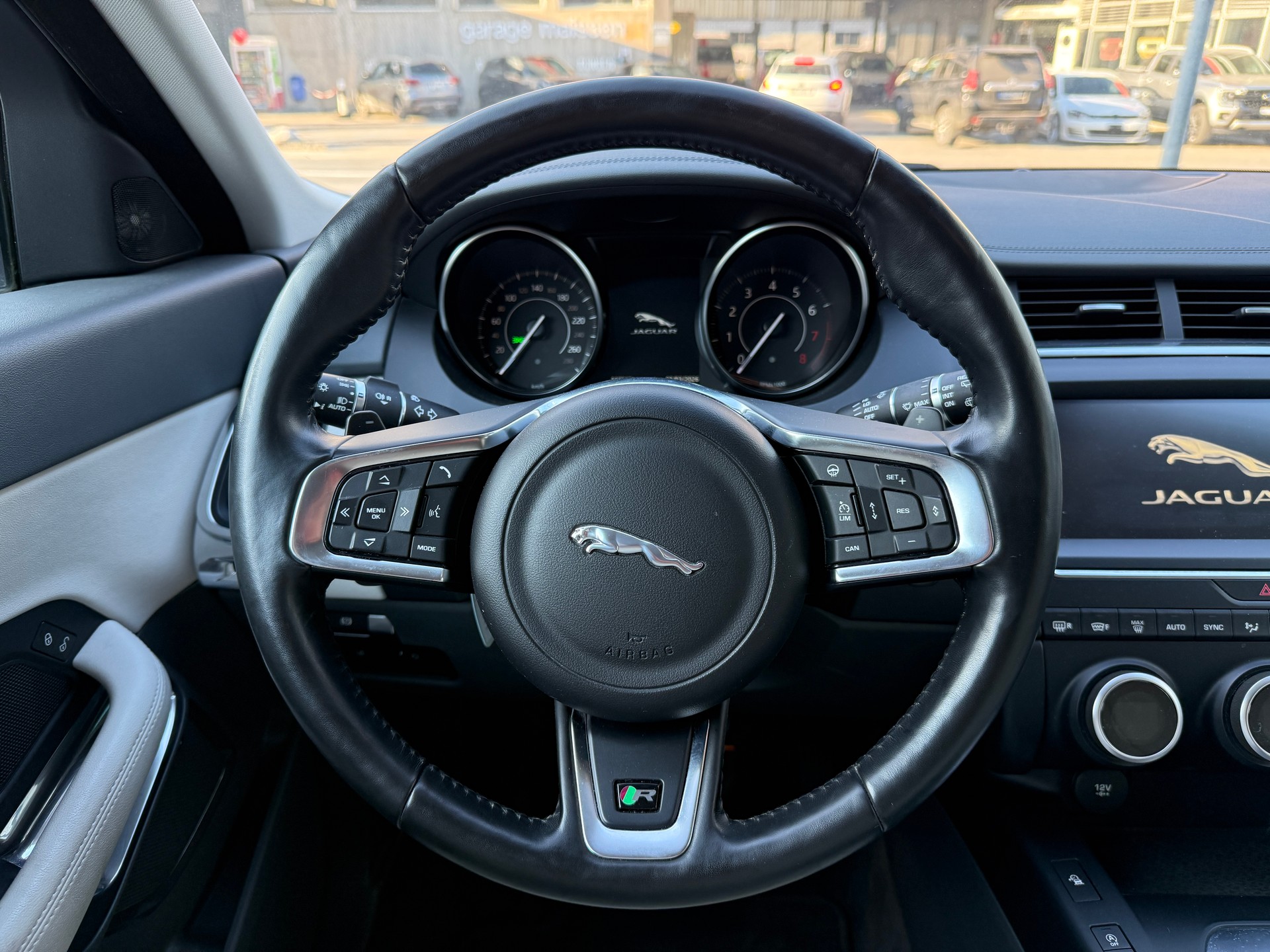 JAGUAR E-Pace 2.0 P250 S AWD Automatik *4x4* AUTOMAT* KLIMA*-image-15