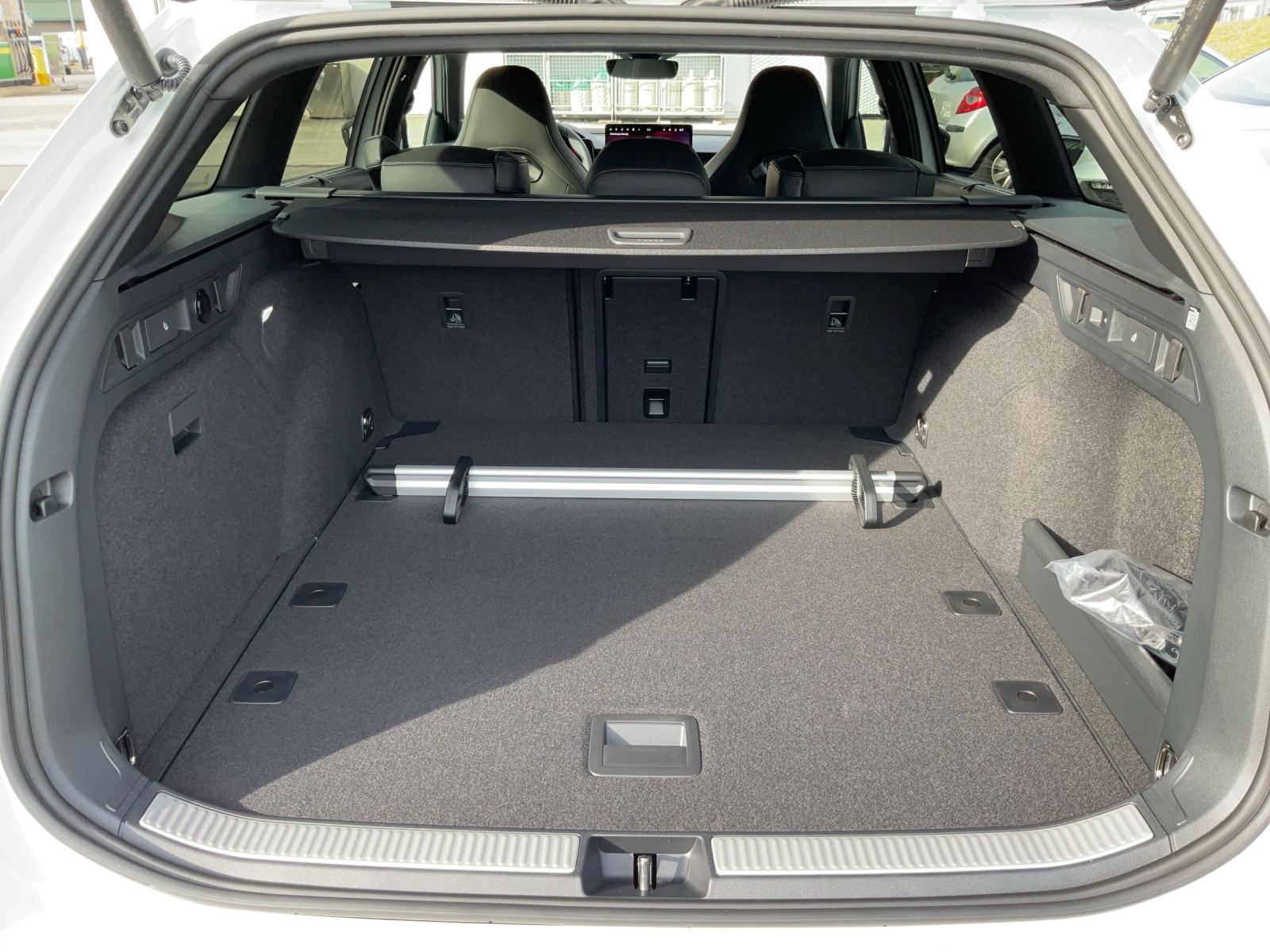 SKODA Sitzbelüftung und Massagefunktion | Head up | Area View | AHK |-image-12