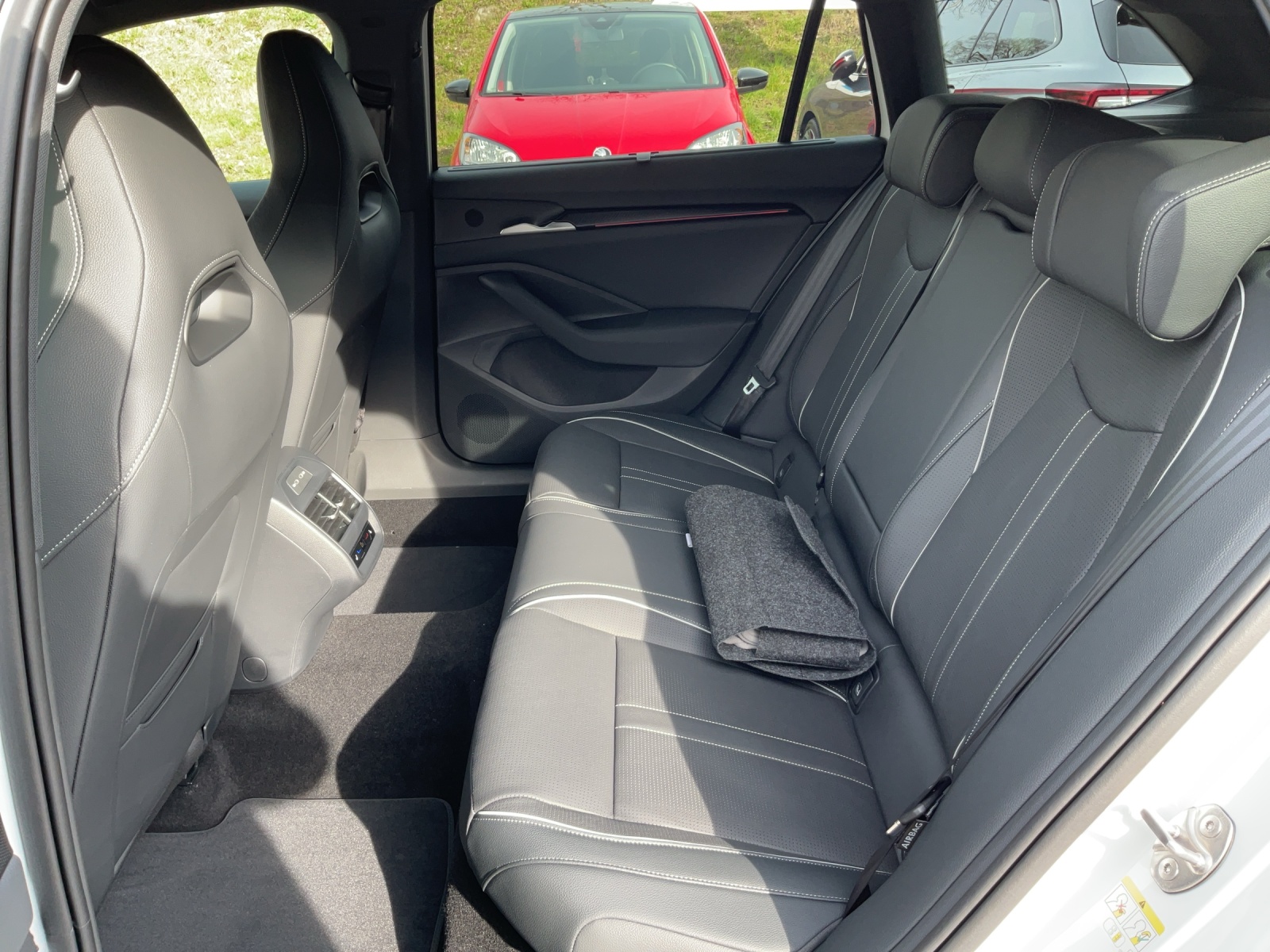 SKODA Sitzbelüftung und Massagefunktion | Head up | Area View | AHK |-image-10