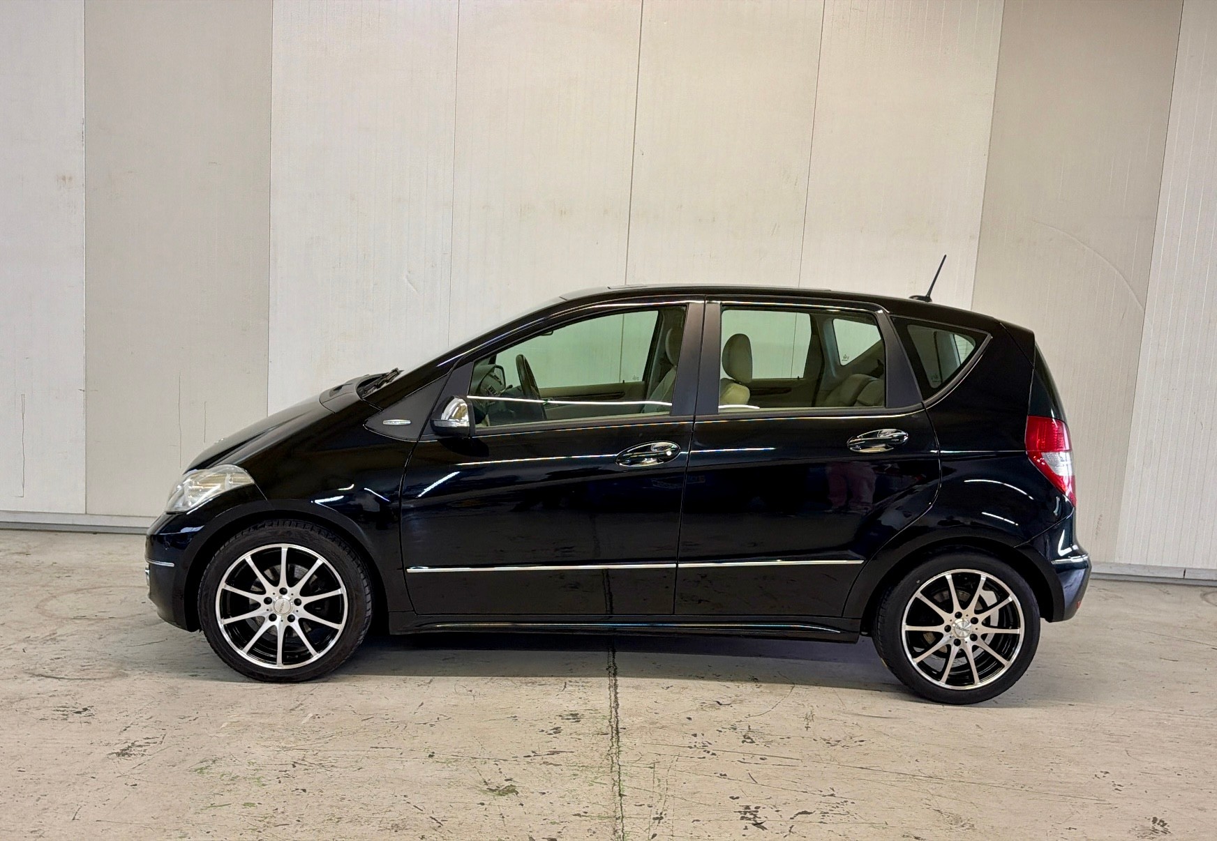 MERCEDES-BENZ A 200 T Elégance Edition A(Frisch Mfk)-image-4
