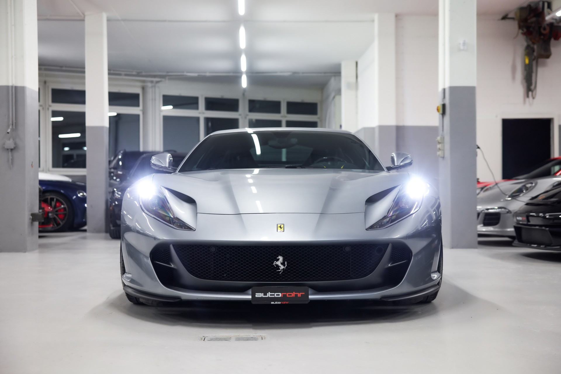 FERRARI 812 Superfast-showroom-element-1