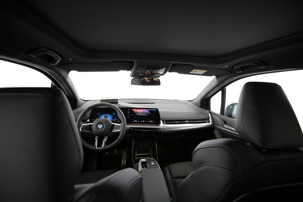 BMW 220i Active Tourer-image-4