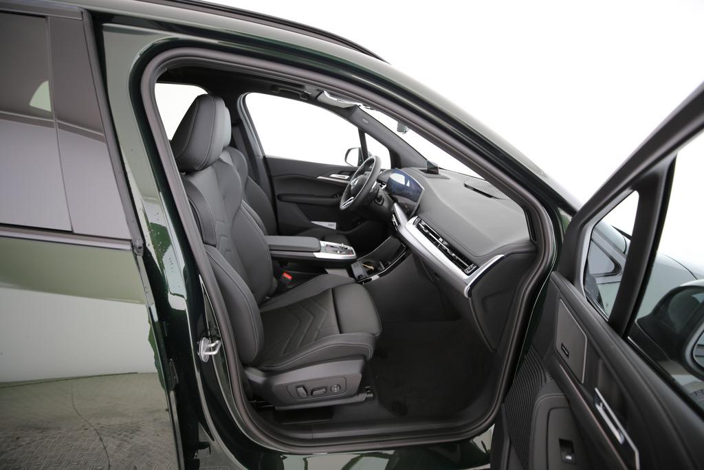BMW 220i Active Tourer-image-6