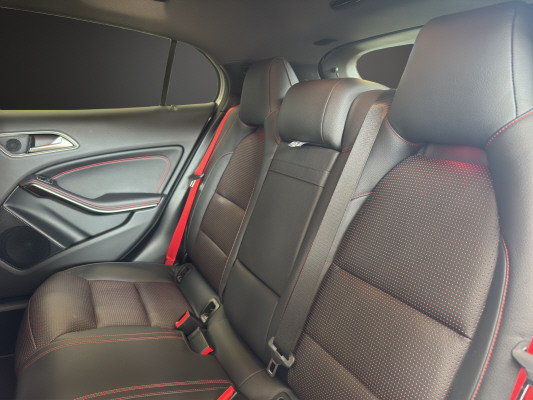 MERCEDES-BENZ GLA 250 AMG Line 4Matic-image-10