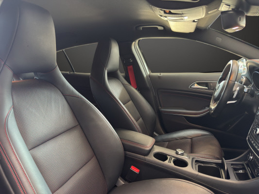 MERCEDES-BENZ GLA 250 AMG Line 4Matic-image-11