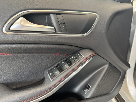 MERCEDES-BENZ GLA 250 AMG Line 4Matic-image-9