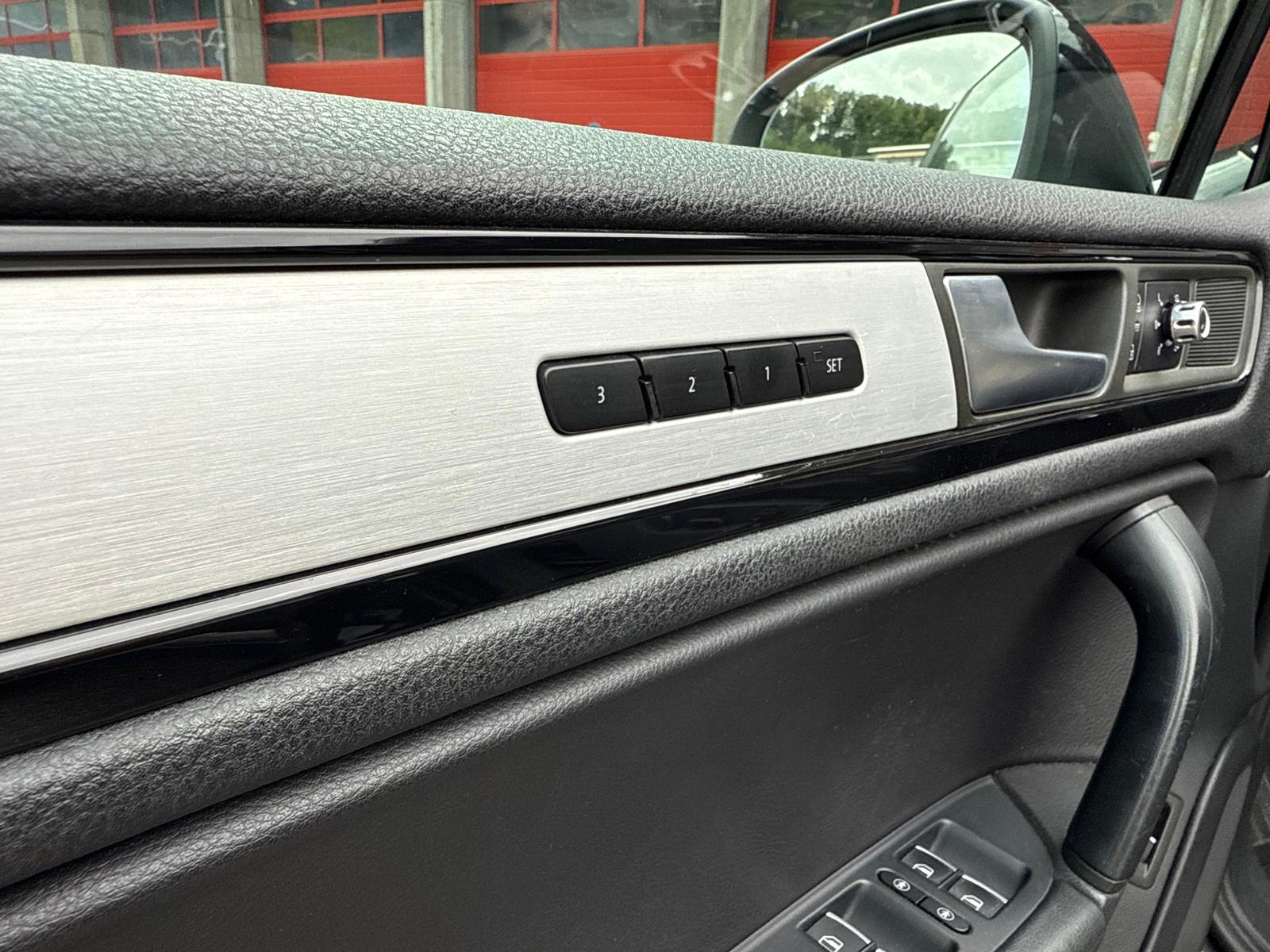 VW Touareg 3.0 TDI BMT Terrain Tech Tiptronic-image-15