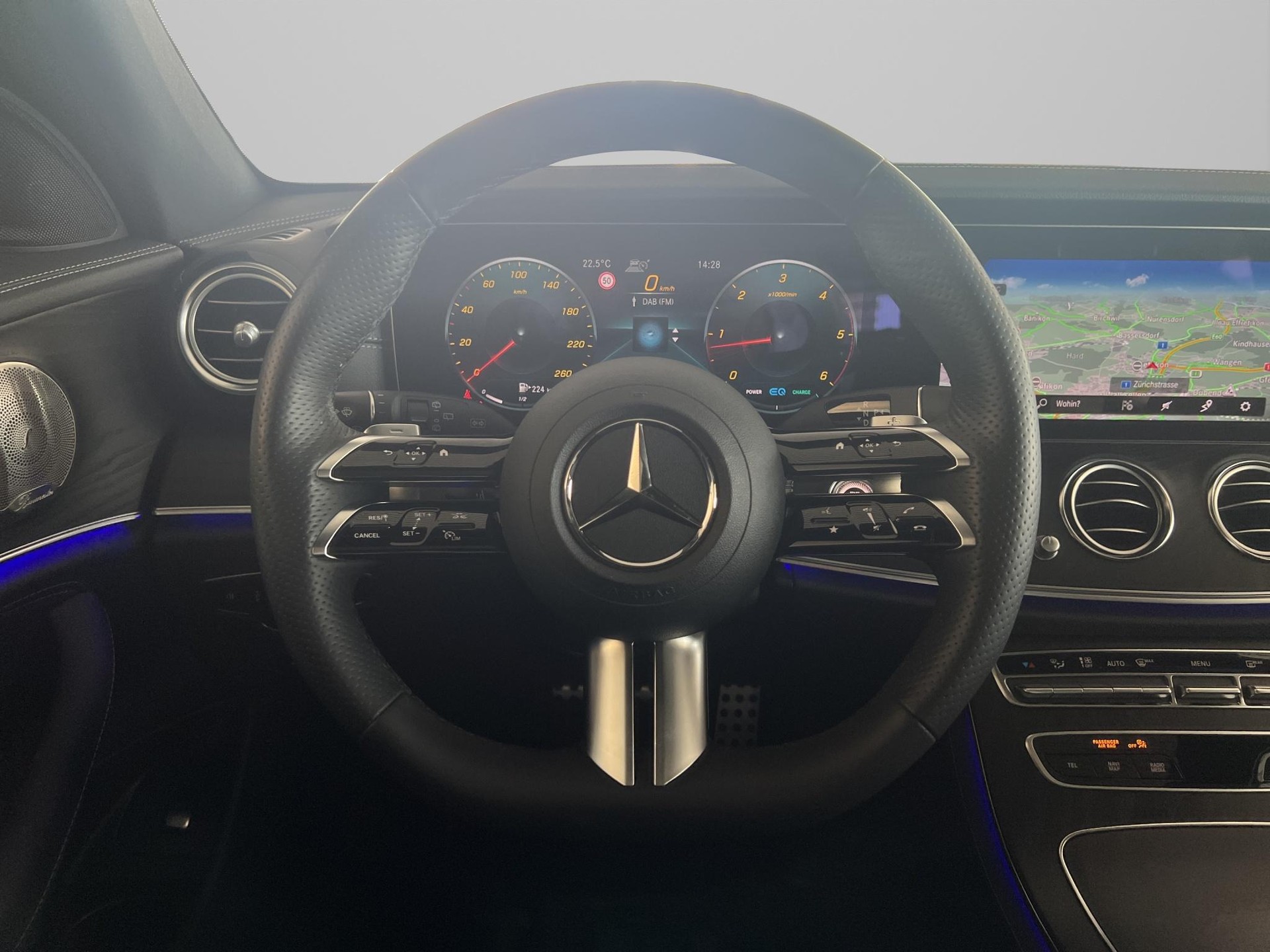 MERCEDES-BENZ E 220 d AMG Line 4matic Kombi-image-13