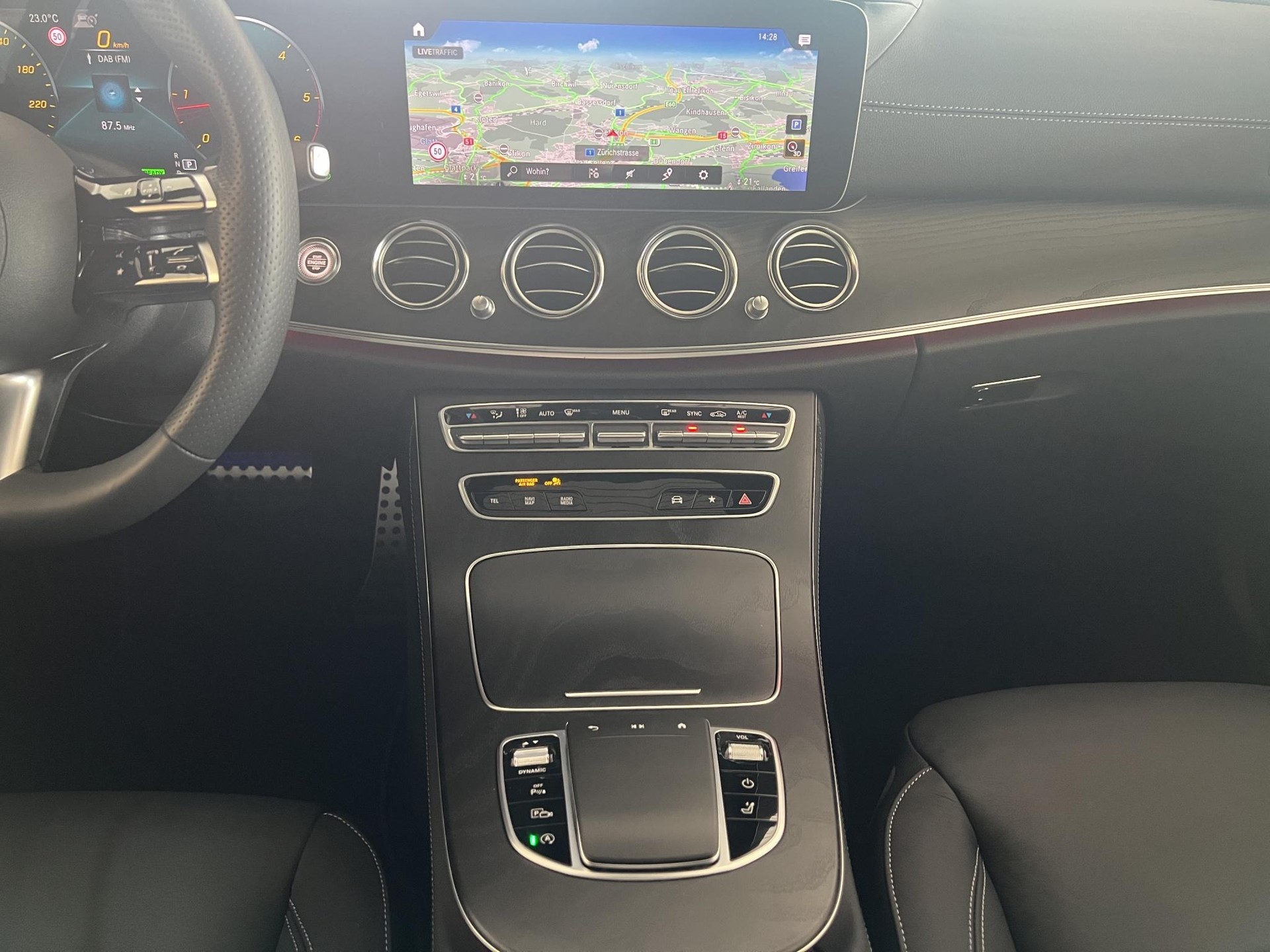 MERCEDES-BENZ E 220 d AMG Line 4matic Kombi-image-15