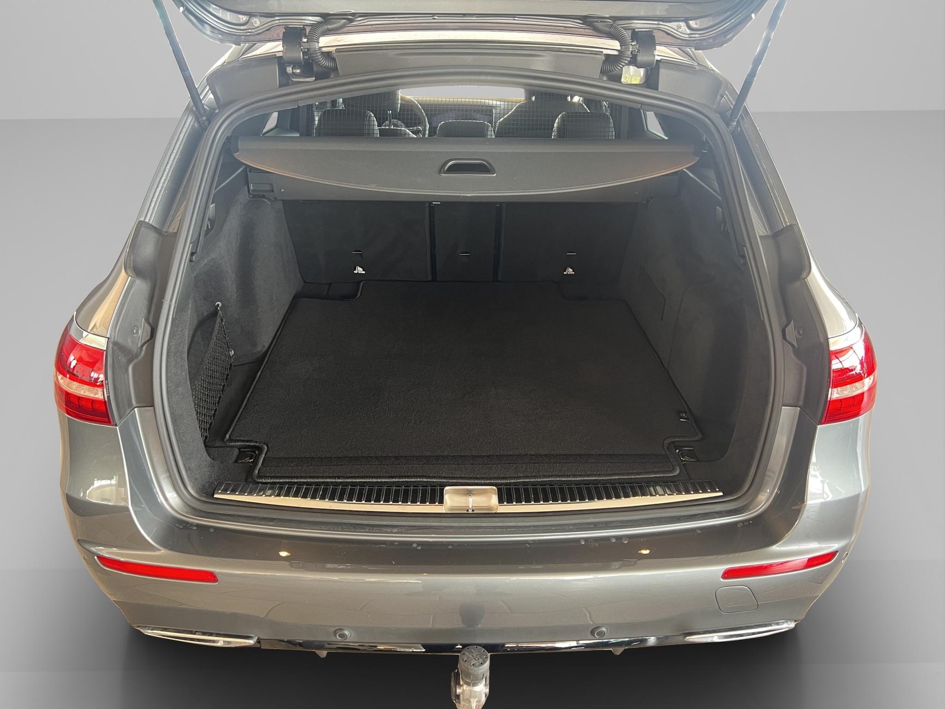 MERCEDES-BENZ E 220 d AMG Line 4matic Kombi-image-9