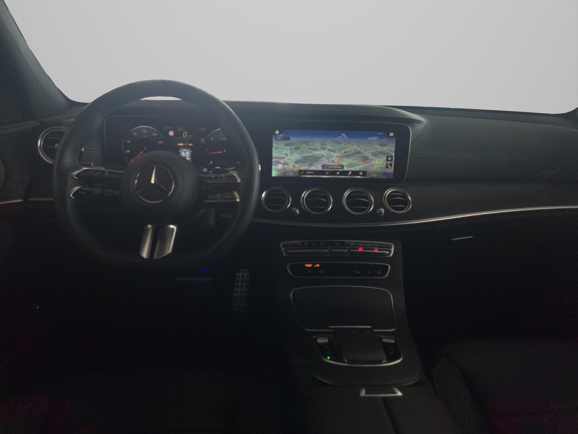 MERCEDES-BENZ E 220 d AMG Line 4matic Kombi-image-12