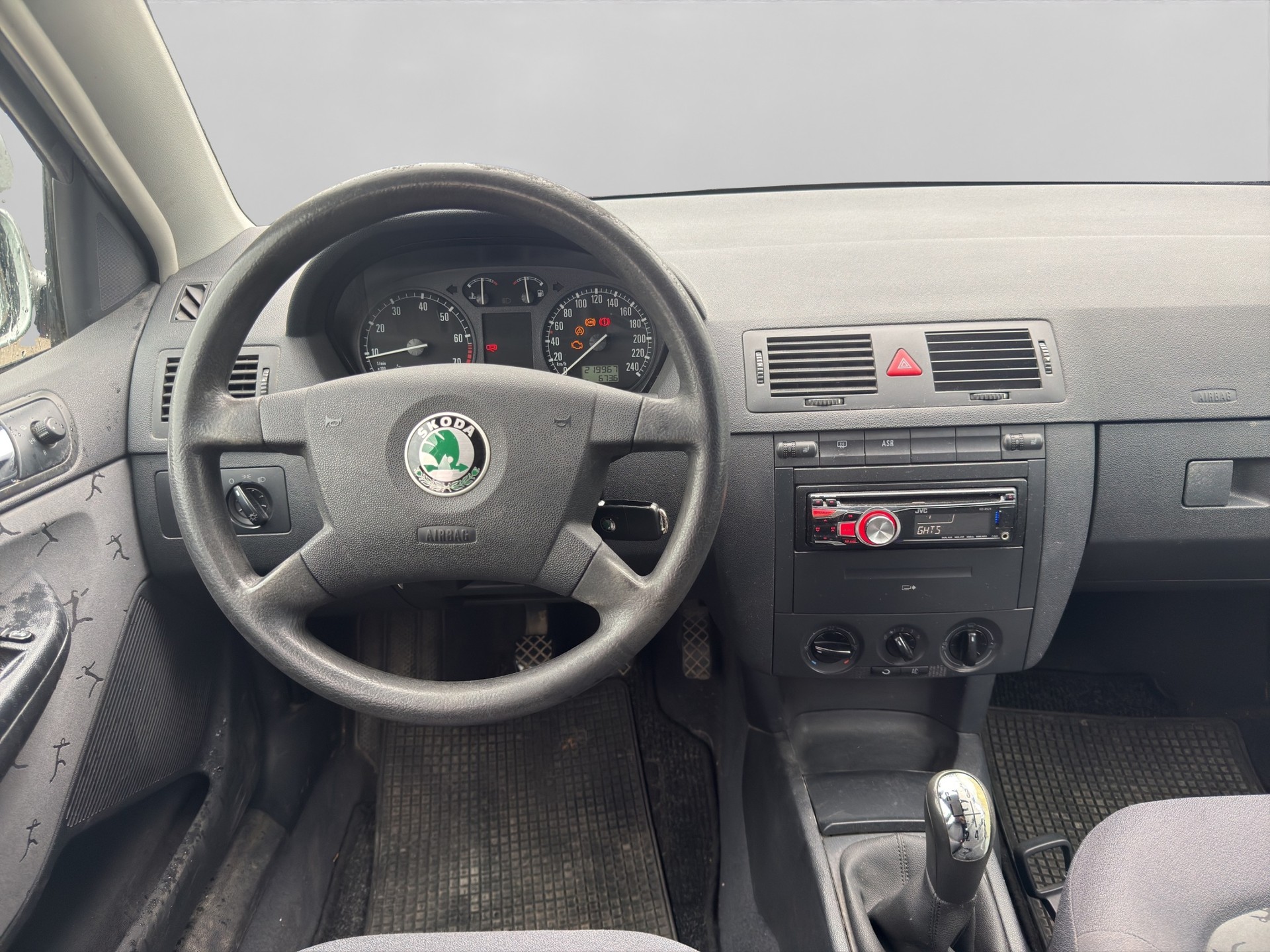 SKODA Fabia 1.4 16V Comfort-image-11