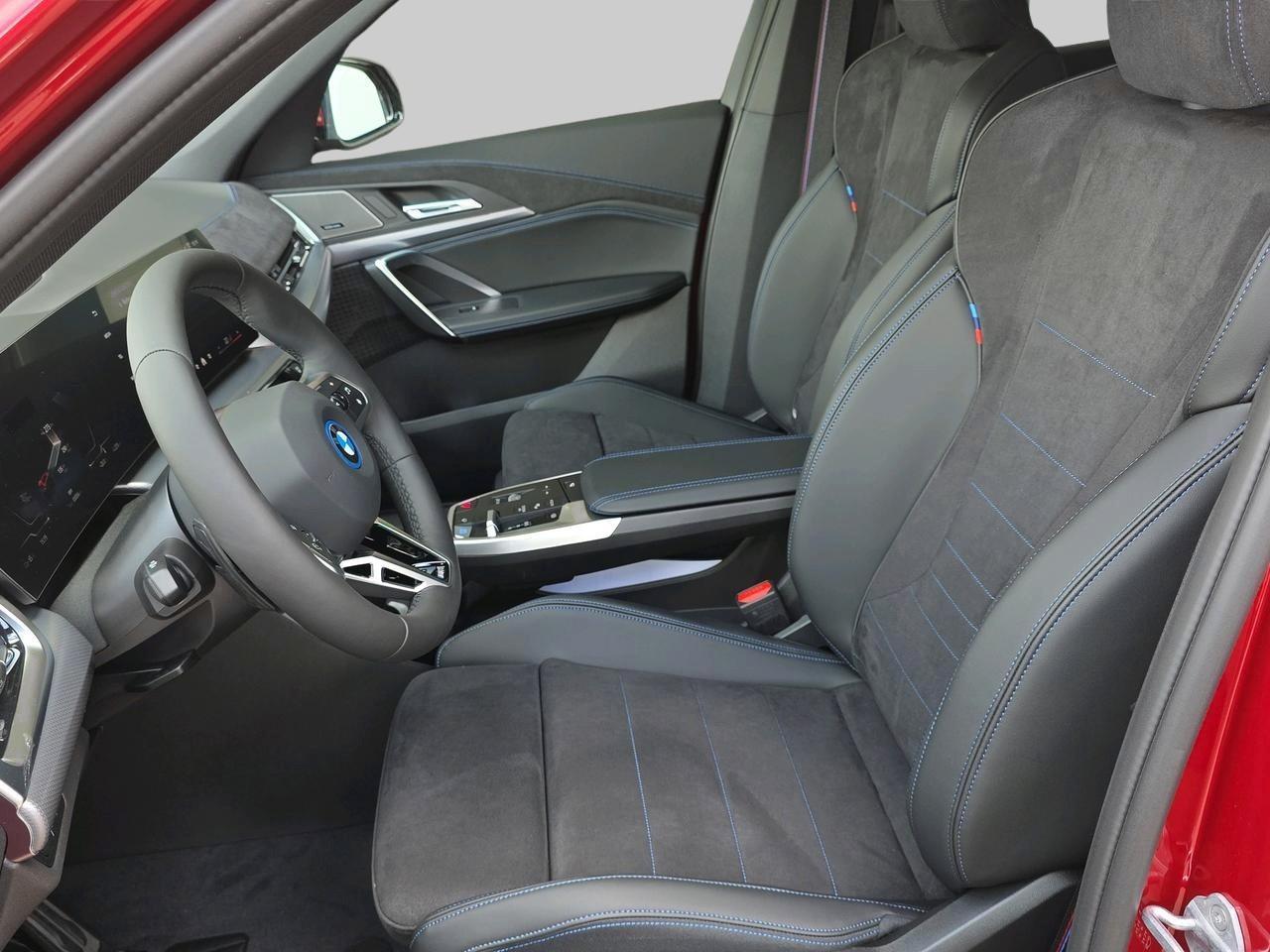 BMW iX1 30 xDrive-image-6