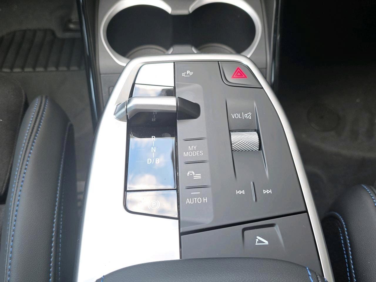 BMW iX1 30 xDrive-image-9