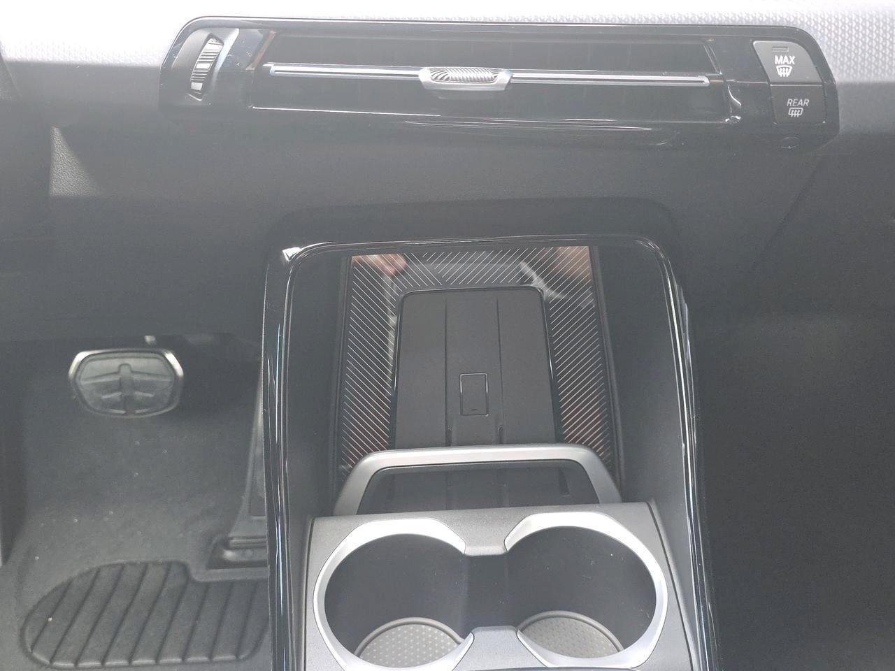 BMW iX1 30 xDrive-image-10
