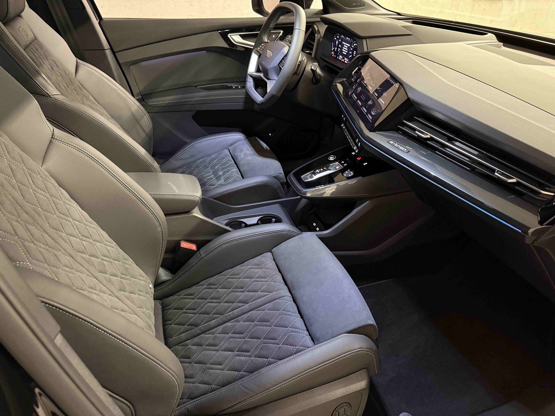 AUDI Q4 e-tron 55 quattro-image-8