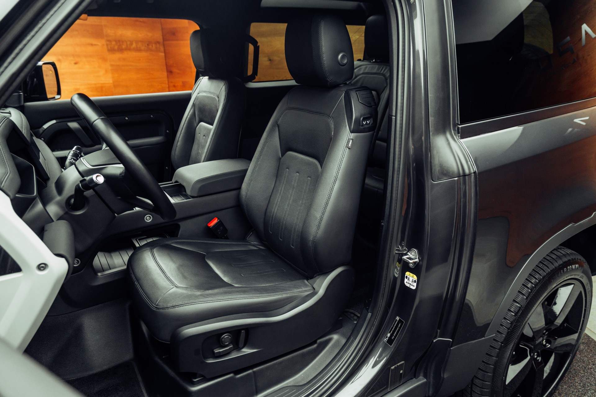 LAND ROVER Defender 90 P300 Si4 SE AT8-image-6