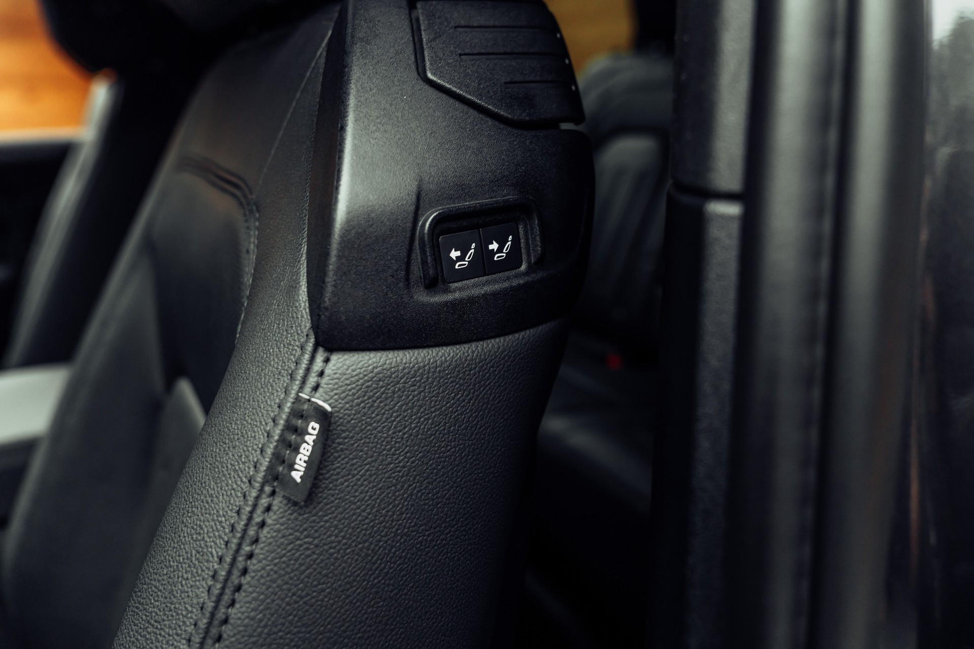 LAND ROVER Defender 90 P300 Si4 SE AT8-image-13