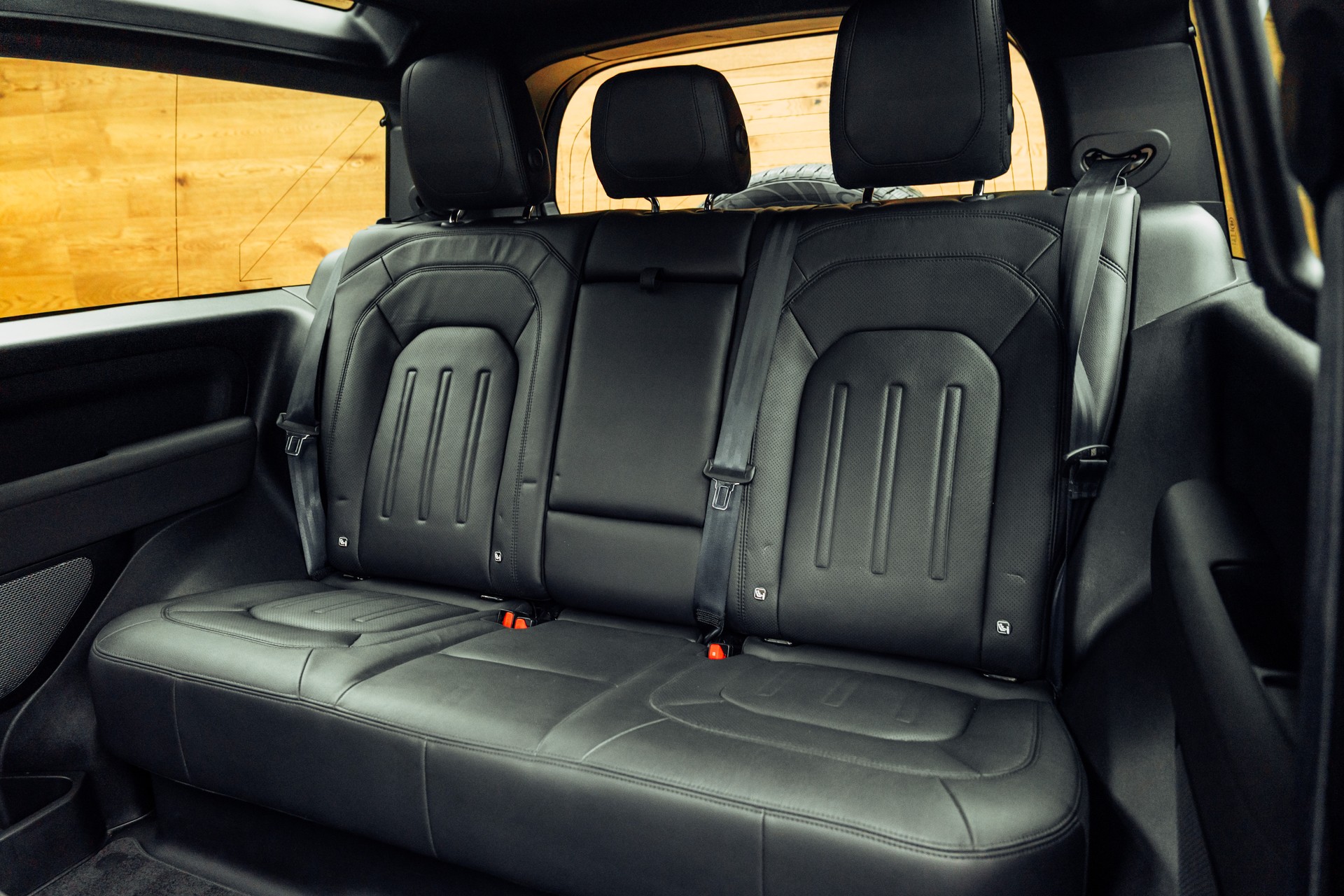 LAND ROVER Defender 90 P300 Si4 SE AT8-image-16