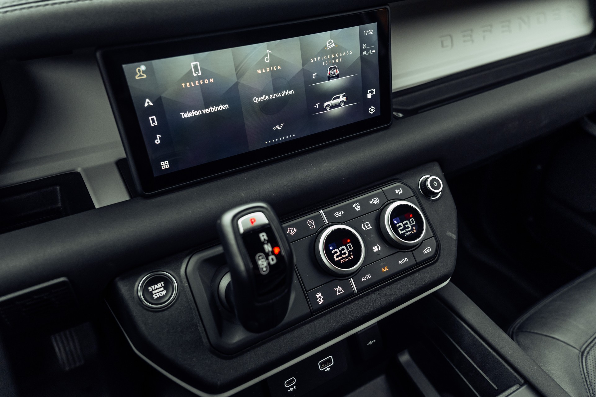 LAND ROVER Defender 90 P300 Si4 SE AT8-image-17