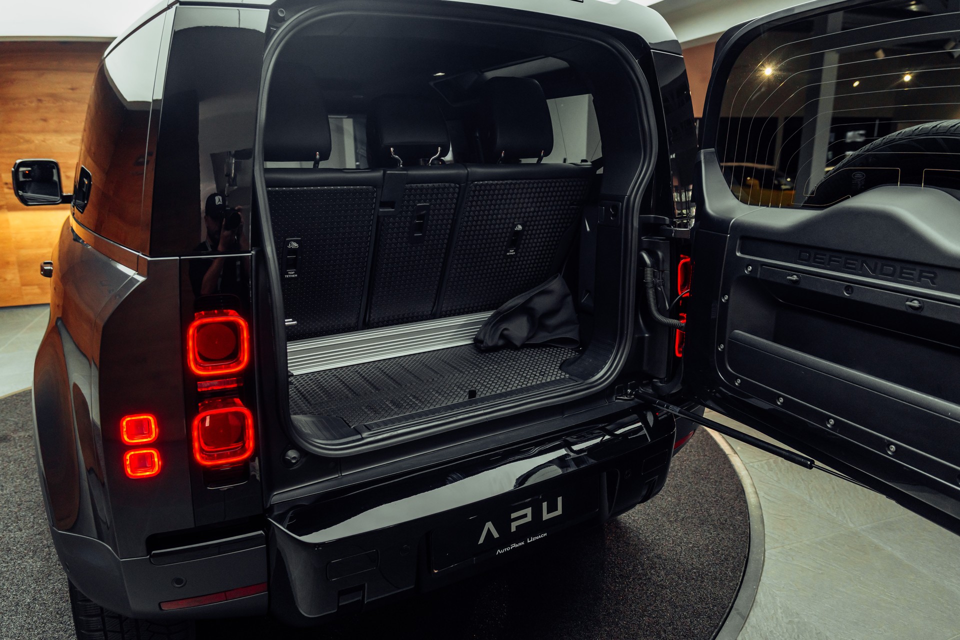 LAND ROVER Defender 90 P300 Si4 SE AT8-image-21