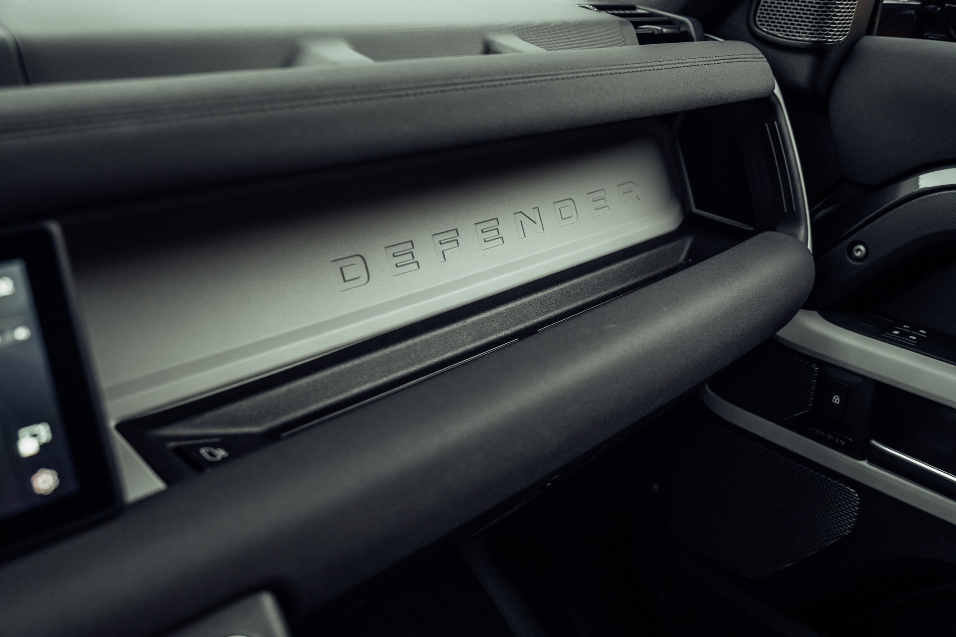 LAND ROVER Defender 90 P300 Si4 SE AT8-image-19
