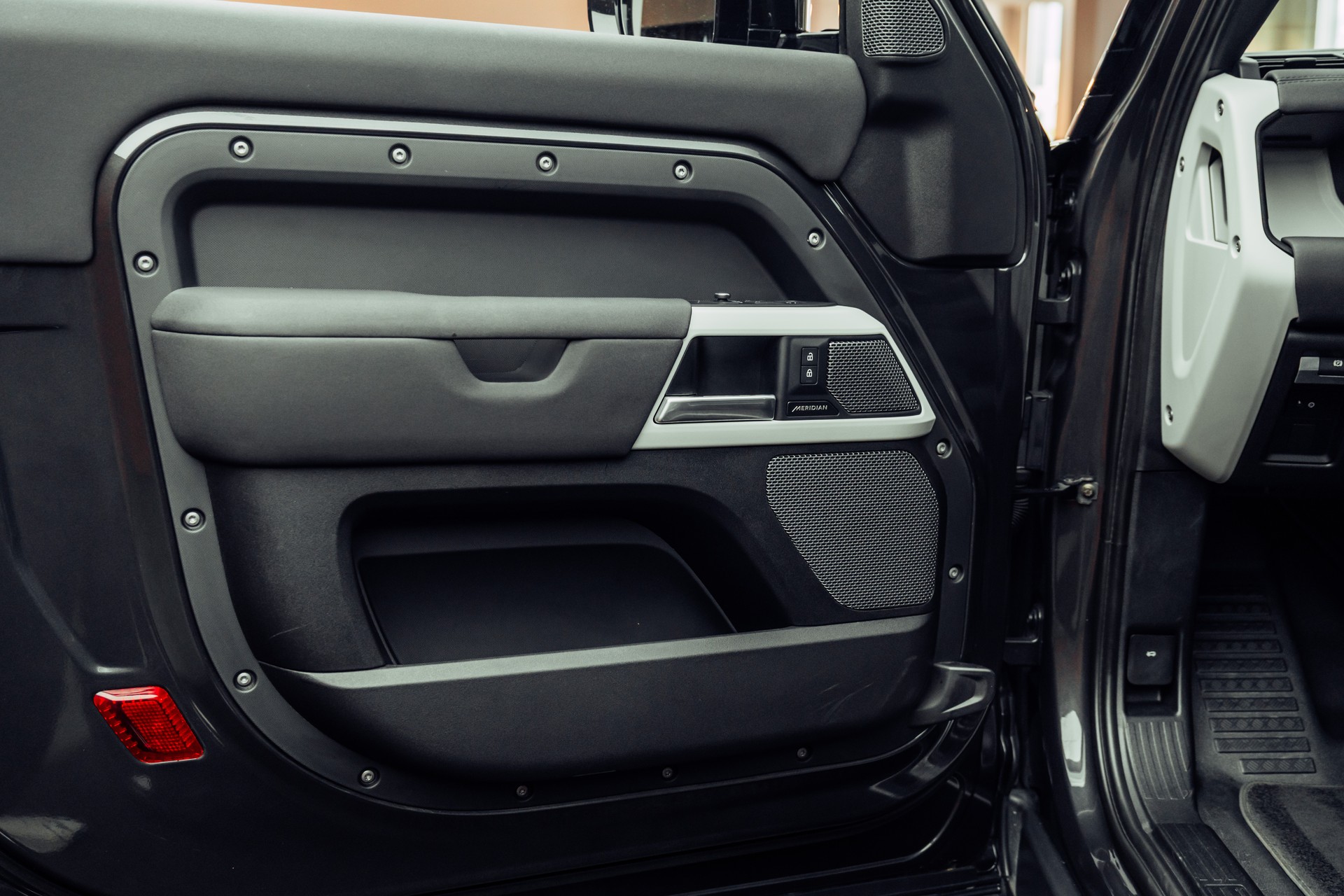LAND ROVER Defender 90 P300 Si4 SE AT8-image-14