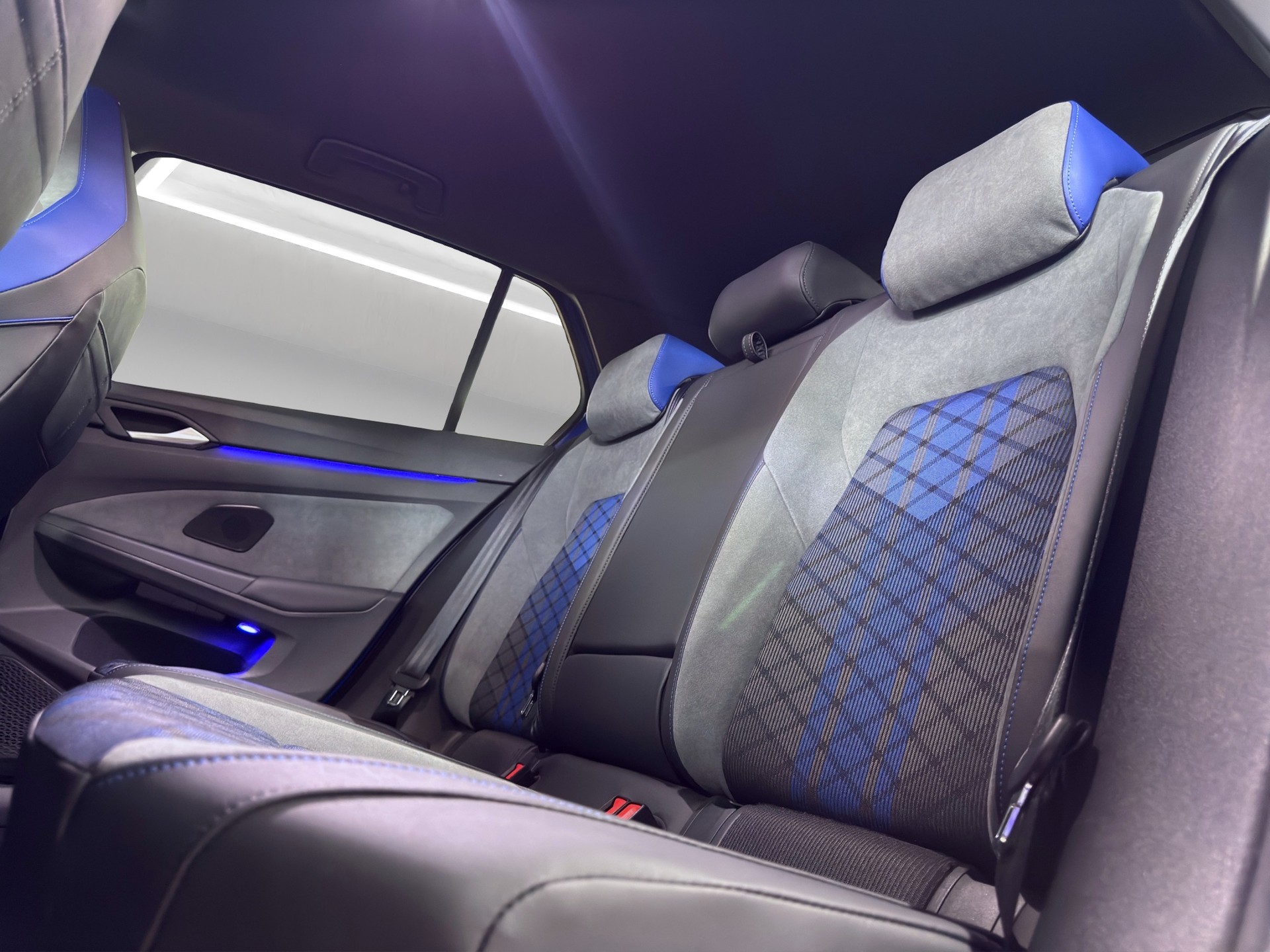 VW Golf 2.0 TSI R DSG 4Motion-image-14