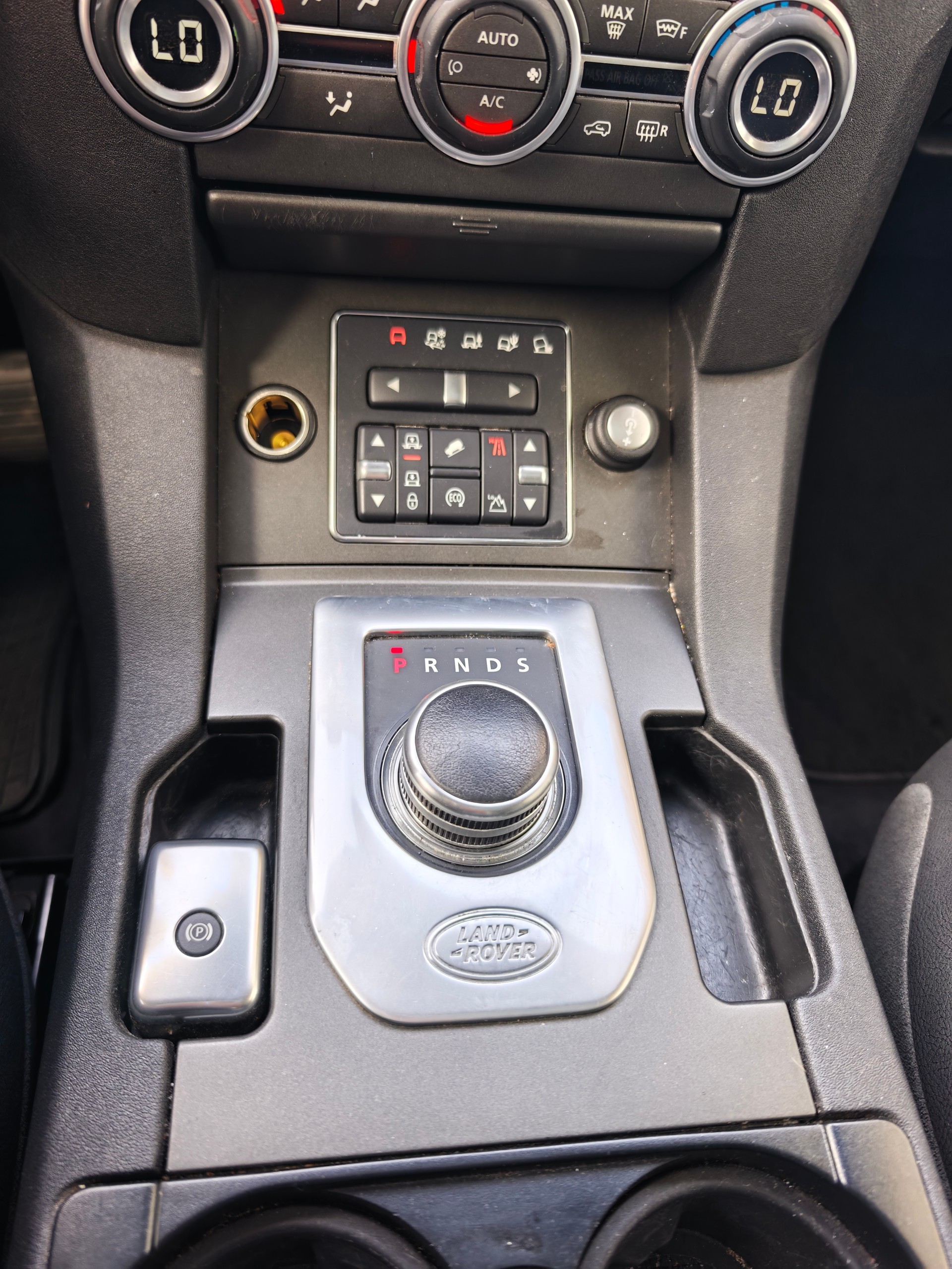 LAND ROVER Discovery 3.0 SDV6 HSE Automatic-image-16