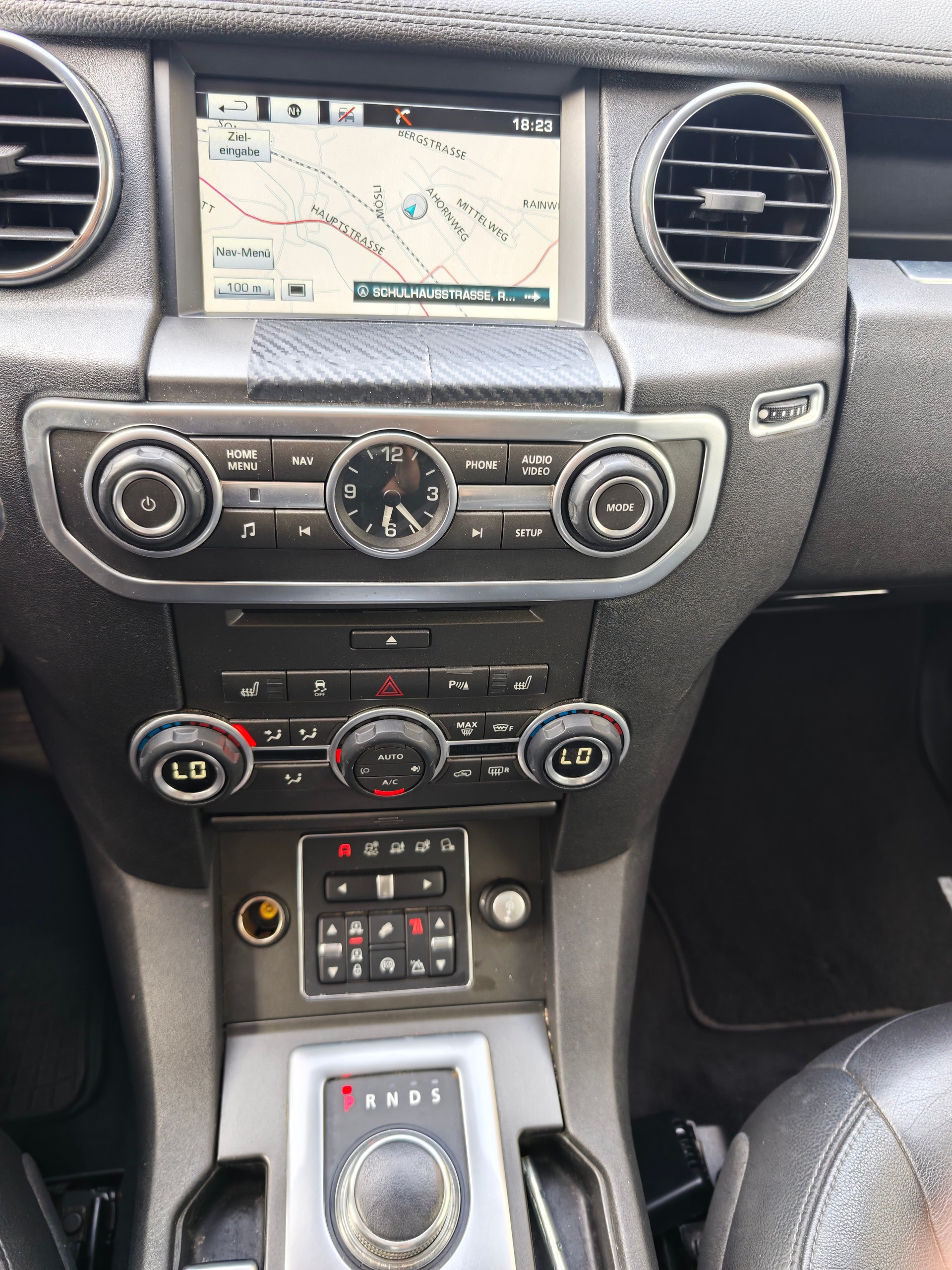 LAND ROVER Discovery 3.0 SDV6 HSE Automatic-image-14