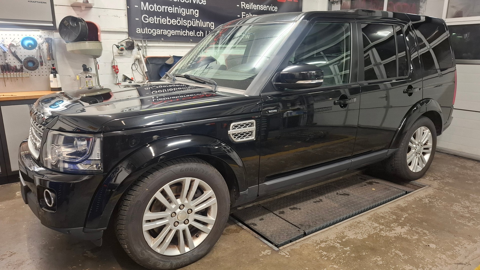 LAND ROVER Discovery 3.0 SDV6 HSE Automatic-image-1