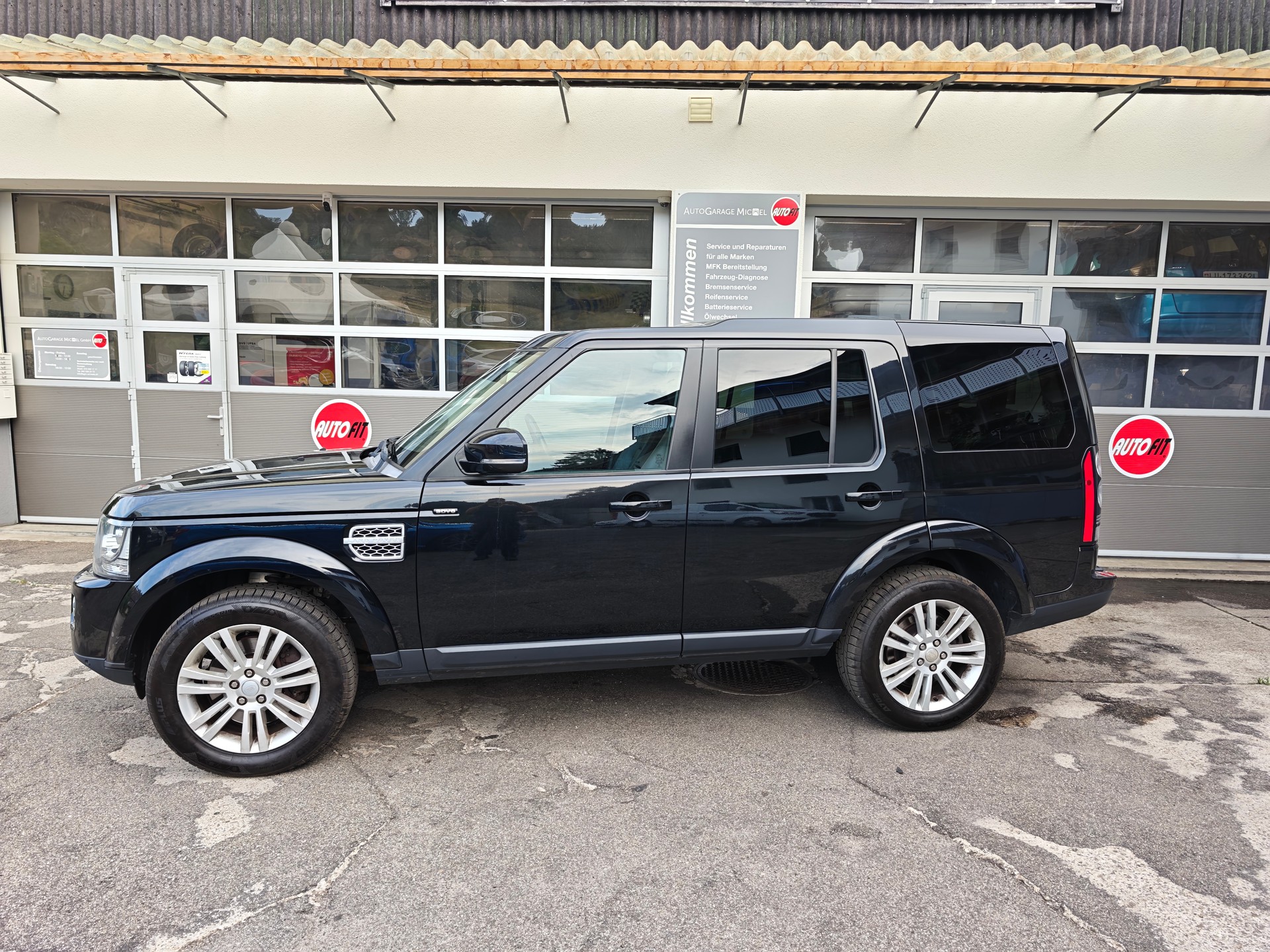 LAND ROVER Discovery 3.0 SDV6 HSE Automatic-showroom-element-2