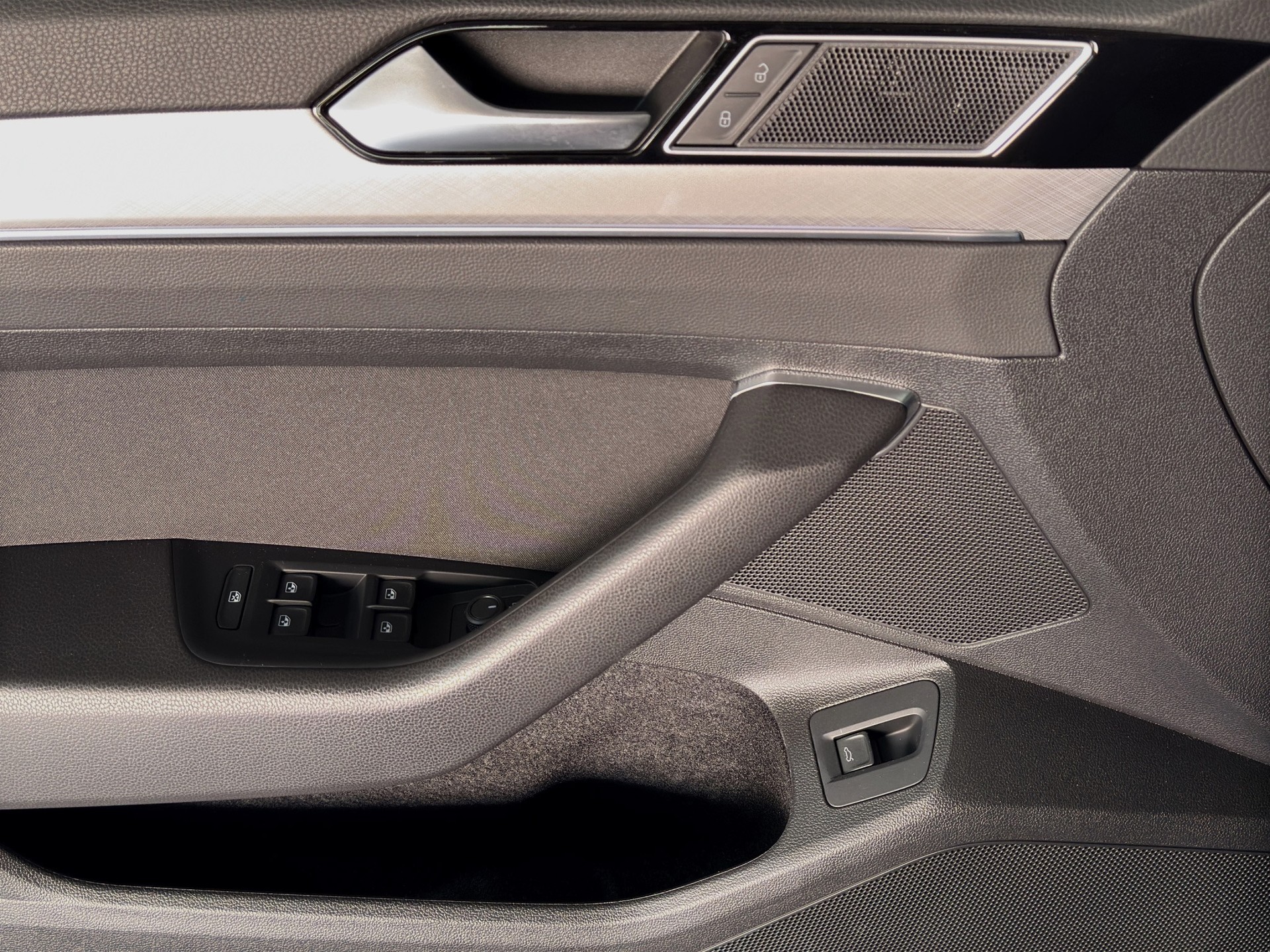 VW Passat Variant 2.0 TDI Business DSG "Digital Cockpit-RF.-Kamera-Matrix LED"-image-8