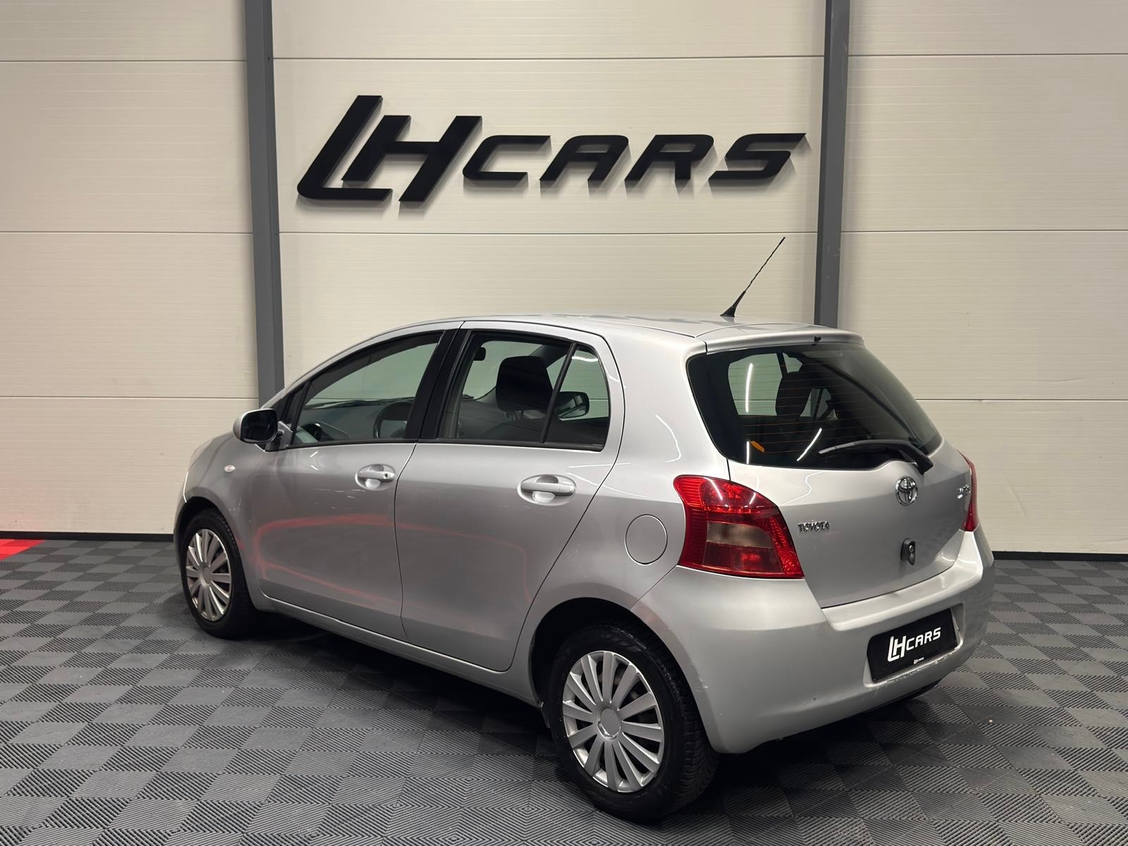 TOYOTA Yaris 1.3 Linea Sol-image-2