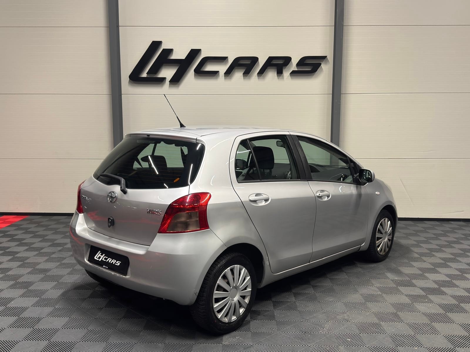 TOYOTA Yaris 1.3 Linea Sol-image-3