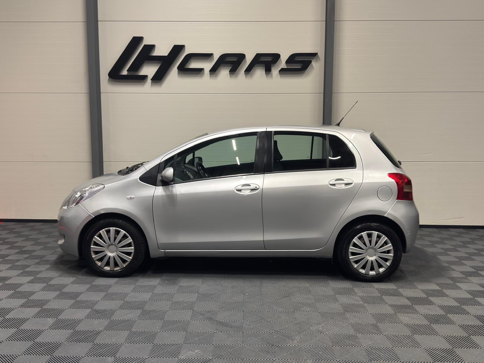 TOYOTA Yaris 1.3 Linea Sol-image-1