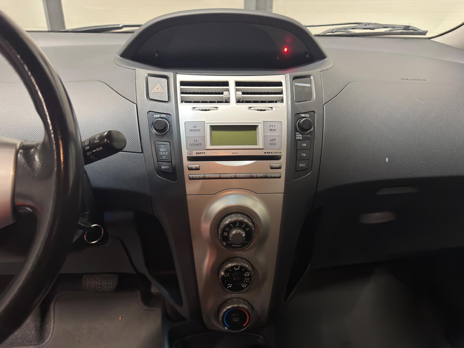TOYOTA Yaris 1.3 Linea Sol-image-10