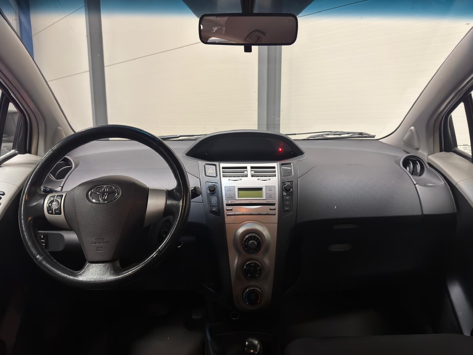 TOYOTA Yaris 1.3 Linea Sol-image-7