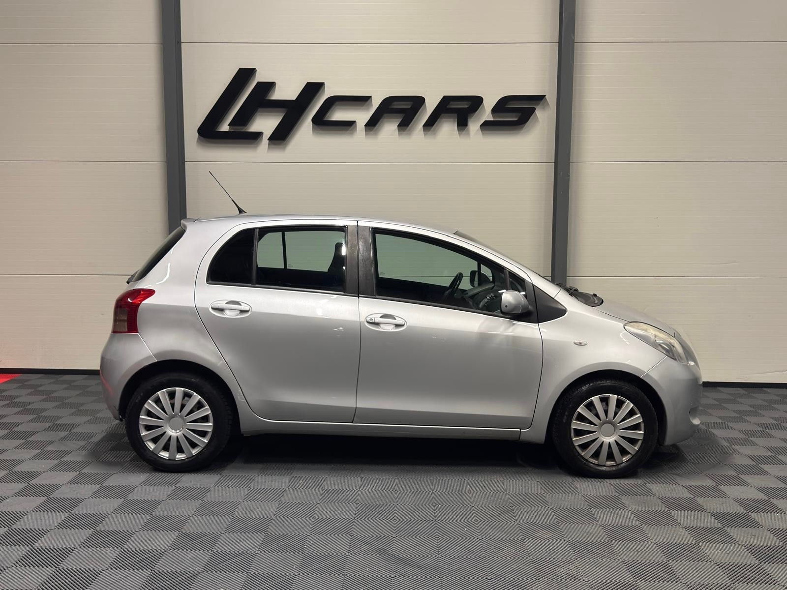 TOYOTA Yaris 1.3 Linea Sol-image-4