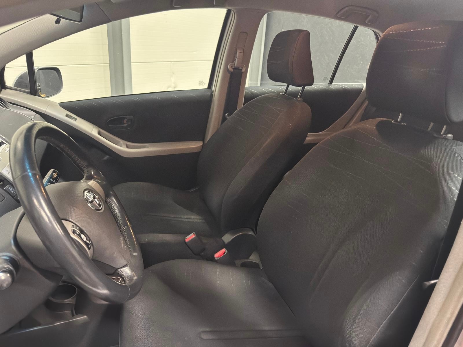 TOYOTA Yaris 1.3 Linea Sol-image-9