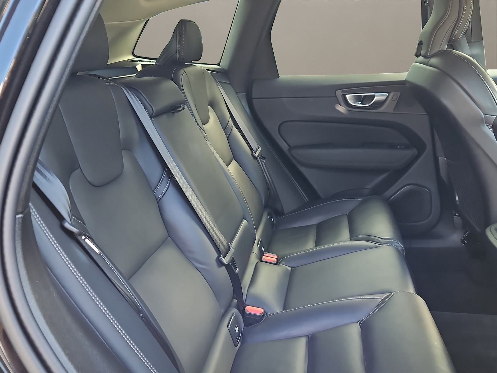 VOLVO XC60 2.0 B5 MH Plus Dark AWD-image-10