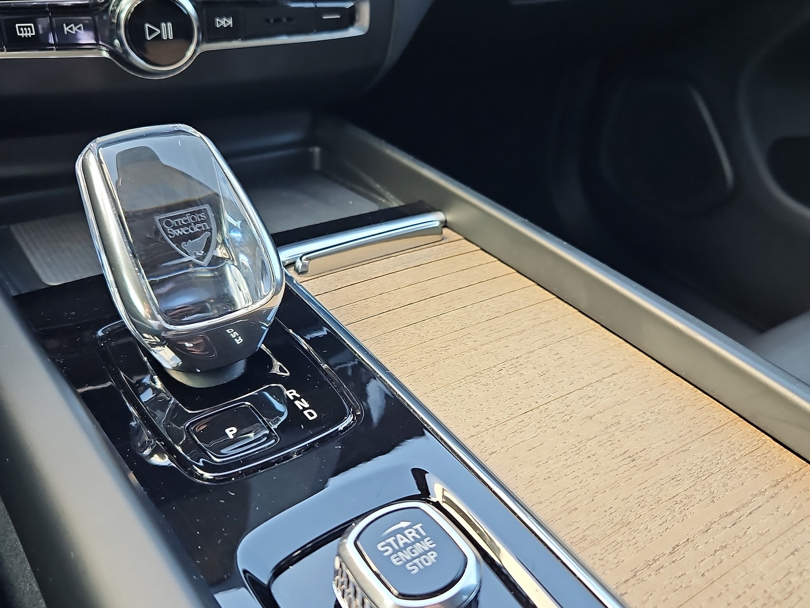 VOLVO XC60 2.0 B5 MH Plus Dark AWD-image-15