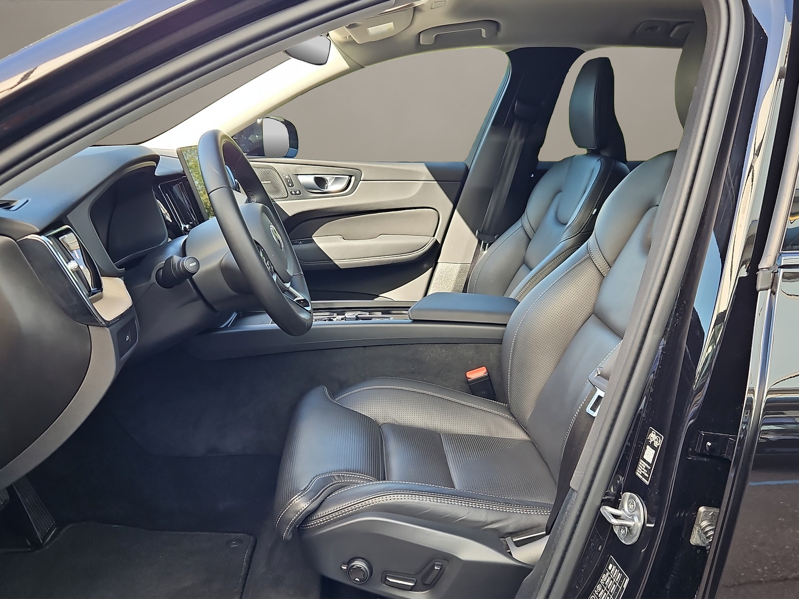 VOLVO XC60 2.0 B5 MH Plus Dark AWD-image-8