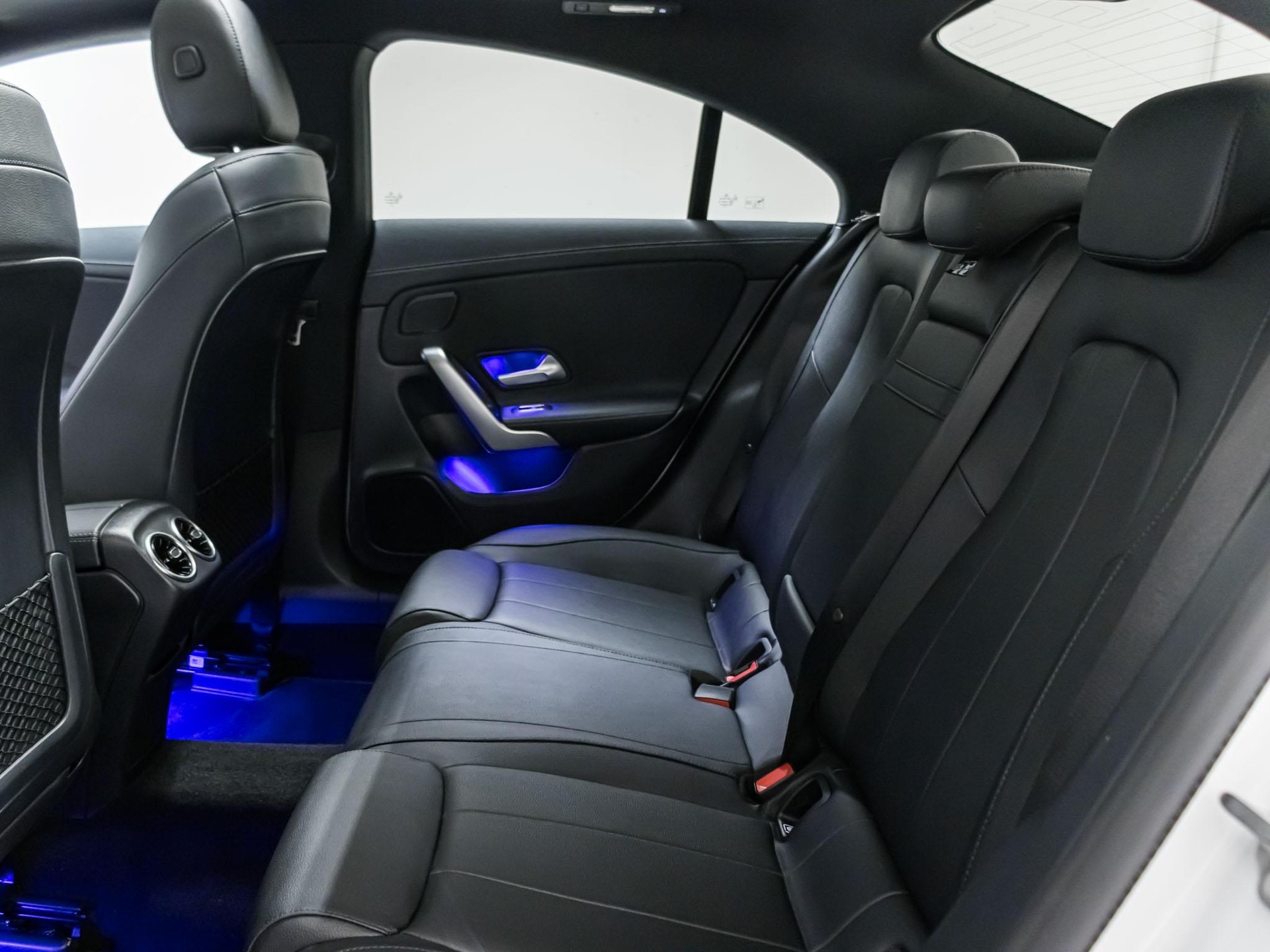 MERCEDES-BENZ CLA 220 4MATIC Coupé-image-7