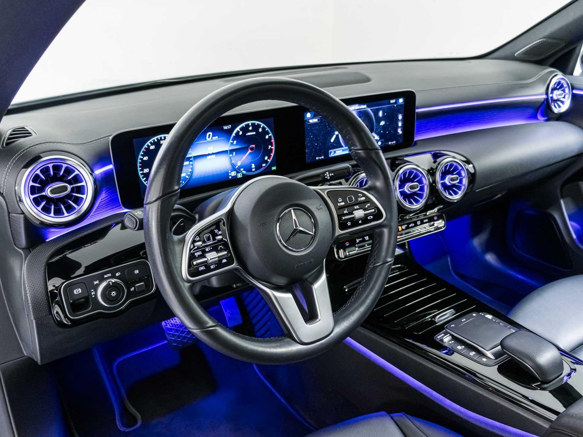 MERCEDES-BENZ CLA 220 4MATIC Coupé-image-9