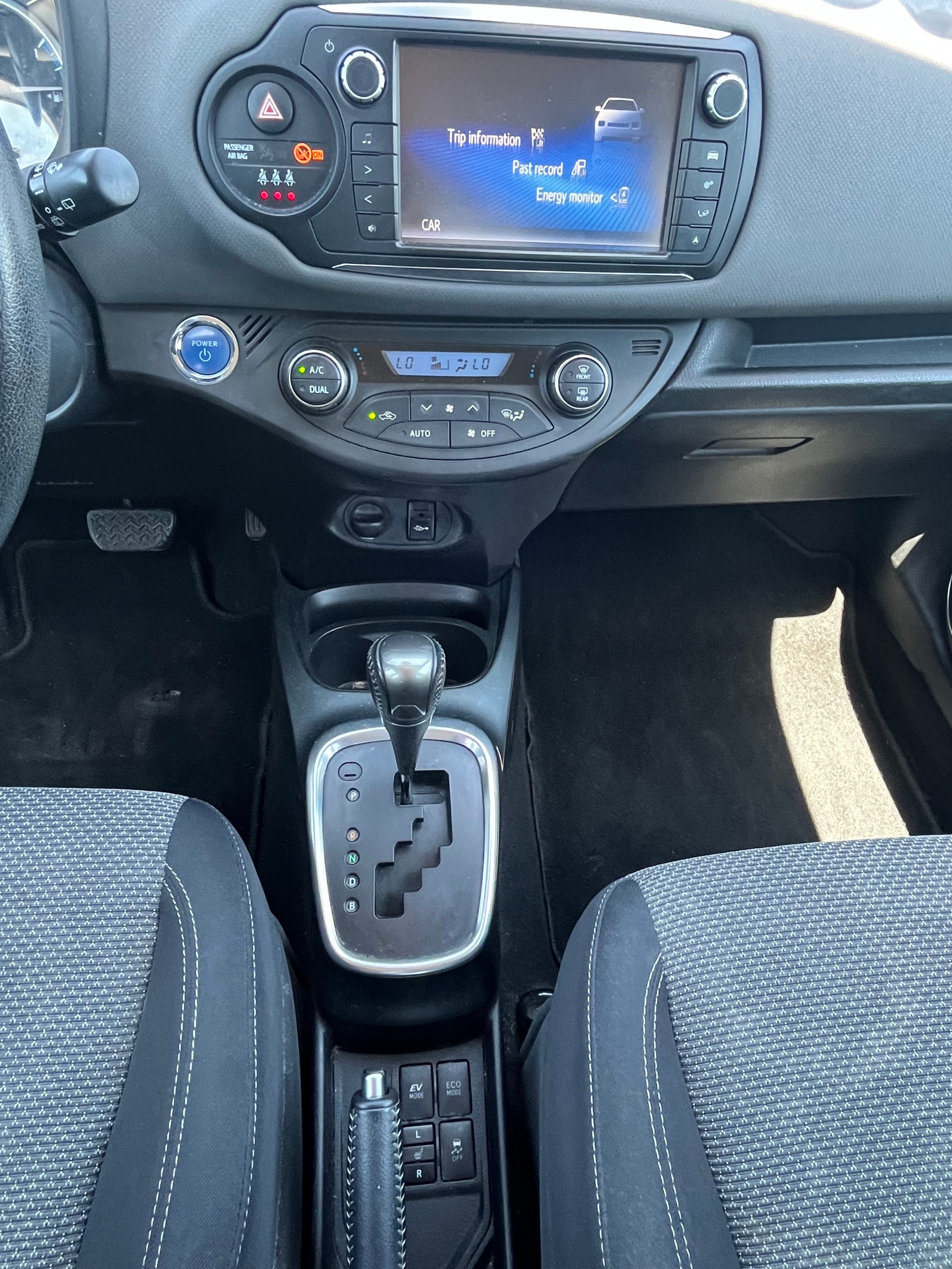 TOYOTA Yaris 1.5 VVT-i Hybrid Style e-CVT-image-11